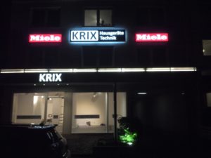 Besonders schön leuchtet die neue Beschriftung nachts